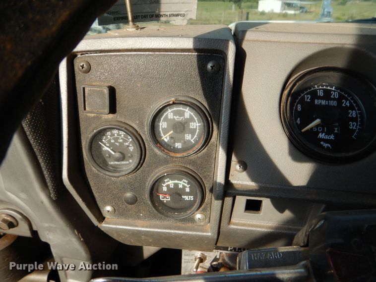 image for item LS9894 1988 Mack Econodyne  semi truck