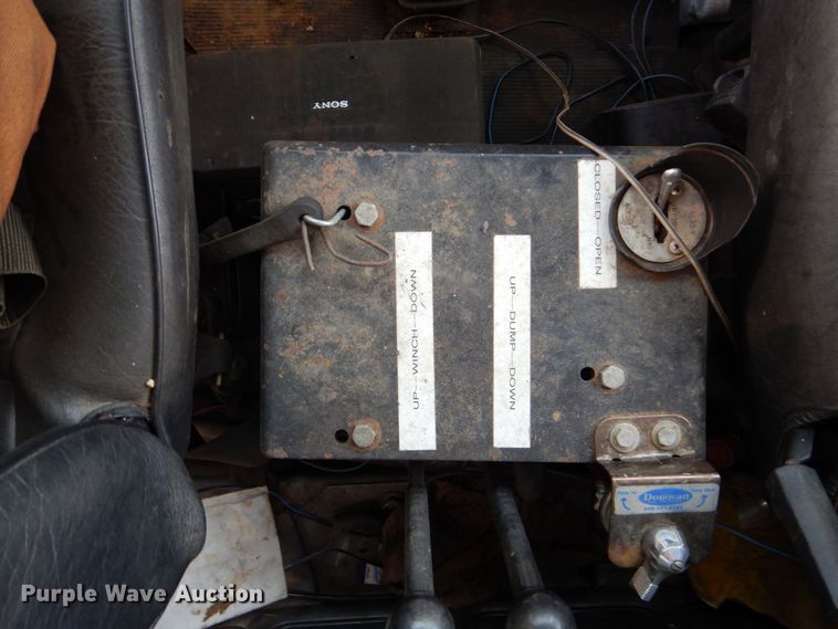 image for item LS9894 1988 Mack Econodyne  semi truck