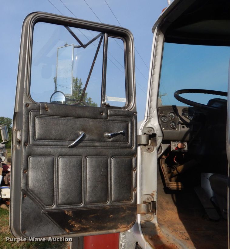 image for item LS9894 1988 Mack Econodyne  semi truck