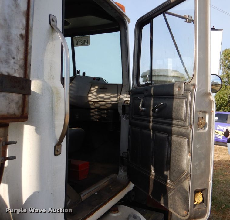 image for item LS9894 1988 Mack Econodyne  semi truck