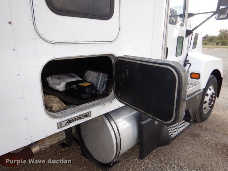 image for item LU9651 2006 Kenworth T600  semi truck