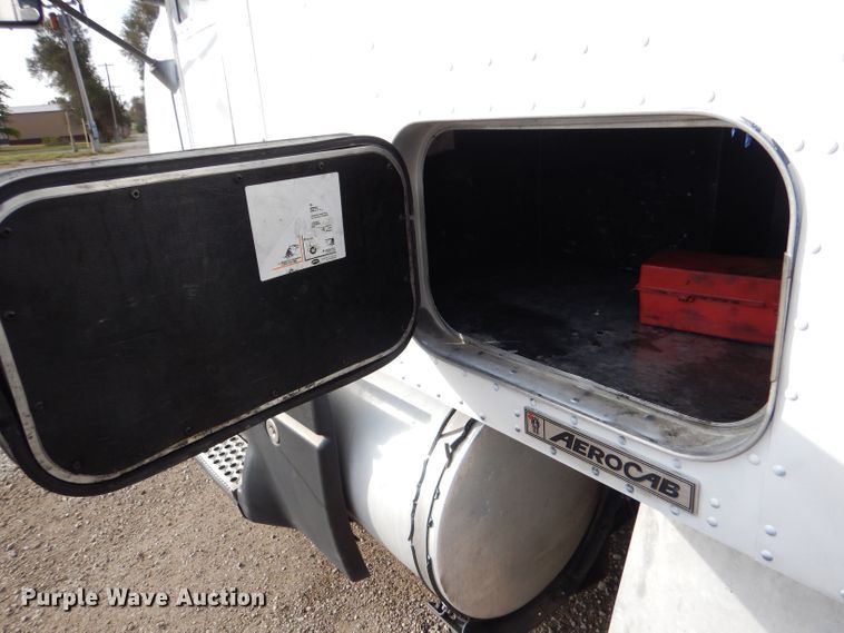 image for item LU9651 2006 Kenworth T600  semi truck