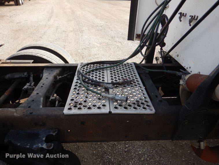 image for item LU9651 2006 Kenworth T600  semi truck