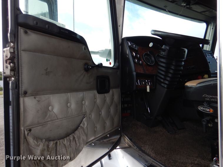 image for item LU9651 2006 Kenworth T600  semi truck