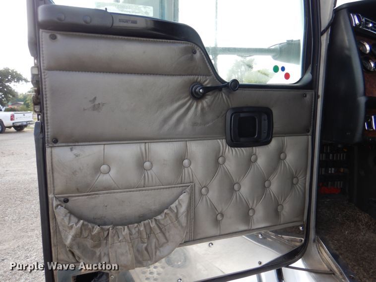 image for item LU9651 2006 Kenworth T600  semi truck