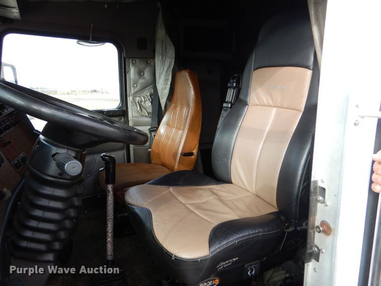 image for item LU9651 2006 Kenworth T600  semi truck