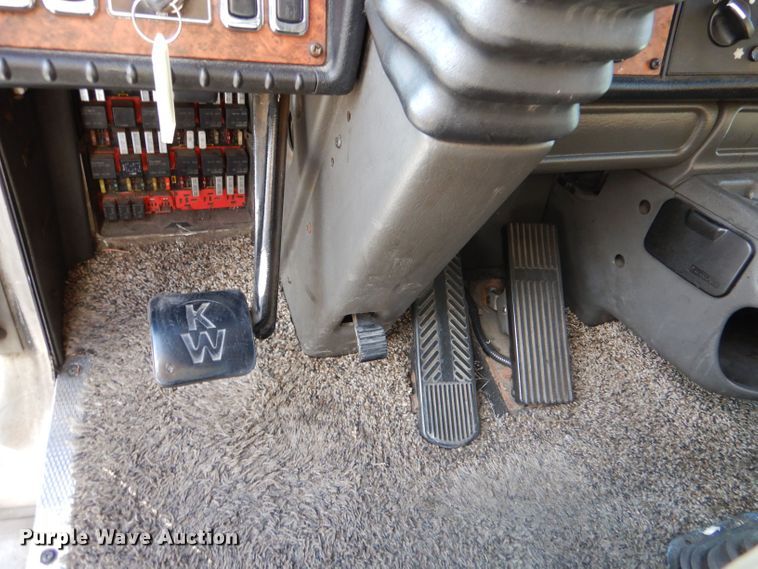 image for item LU9651 2006 Kenworth T600  semi truck