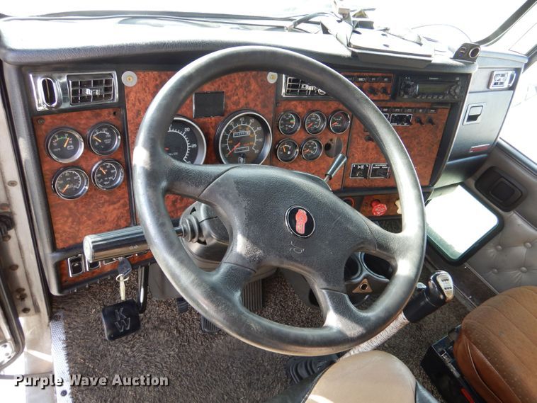 image for item LU9651 2006 Kenworth T600  semi truck