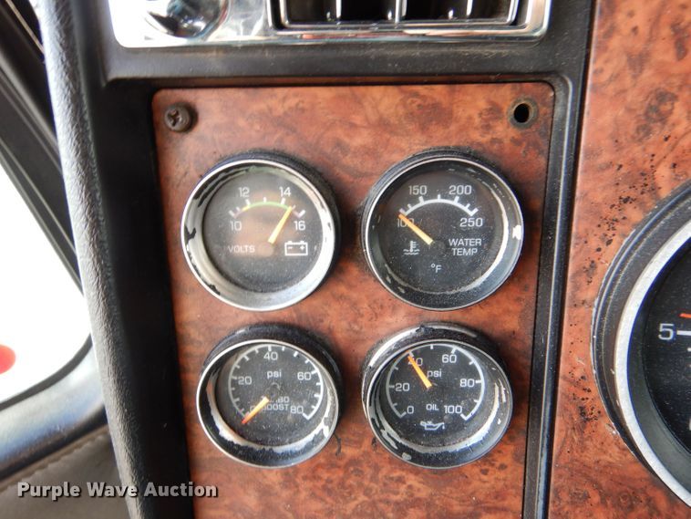 image for item LU9651 2006 Kenworth T600  semi truck