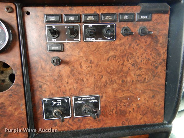 image for item LU9651 2006 Kenworth T600  semi truck