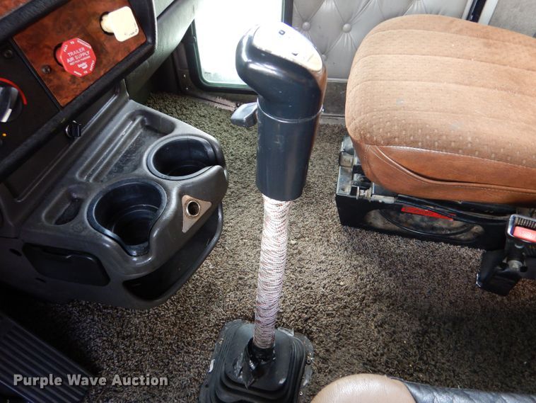 image for item LU9651 2006 Kenworth T600  semi truck