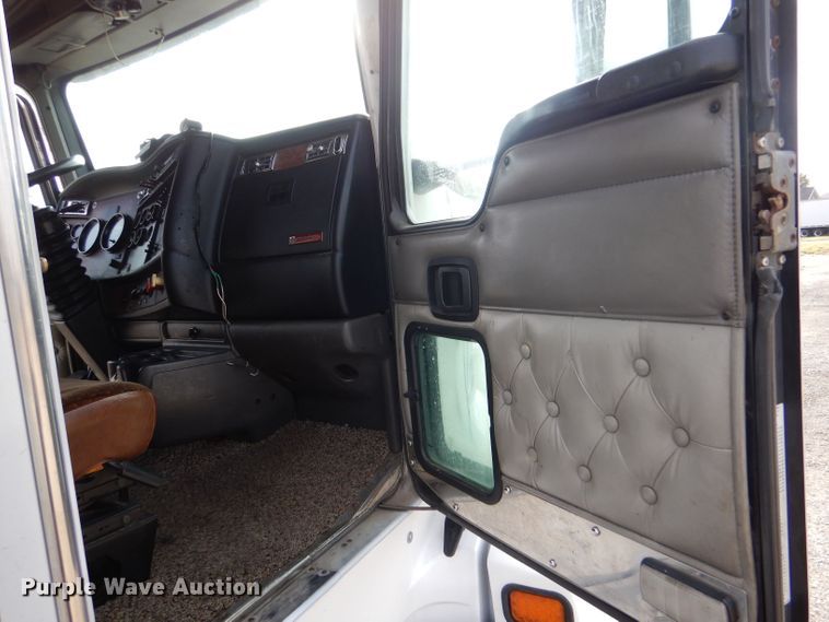 image for item LU9651 2006 Kenworth T600  semi truck