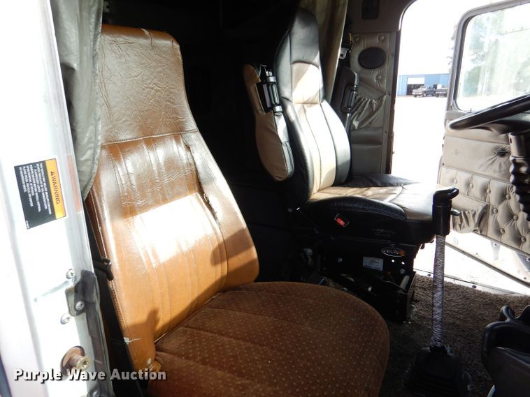 image for item LU9651 2006 Kenworth T600  semi truck