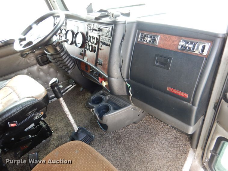 image for item LU9651 2006 Kenworth T600  semi truck