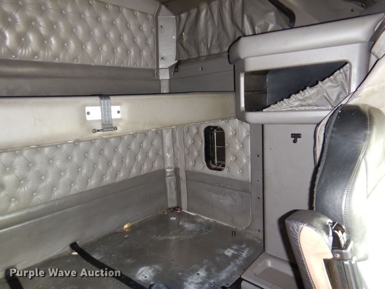 image for item LU9651 2006 Kenworth T600  semi truck