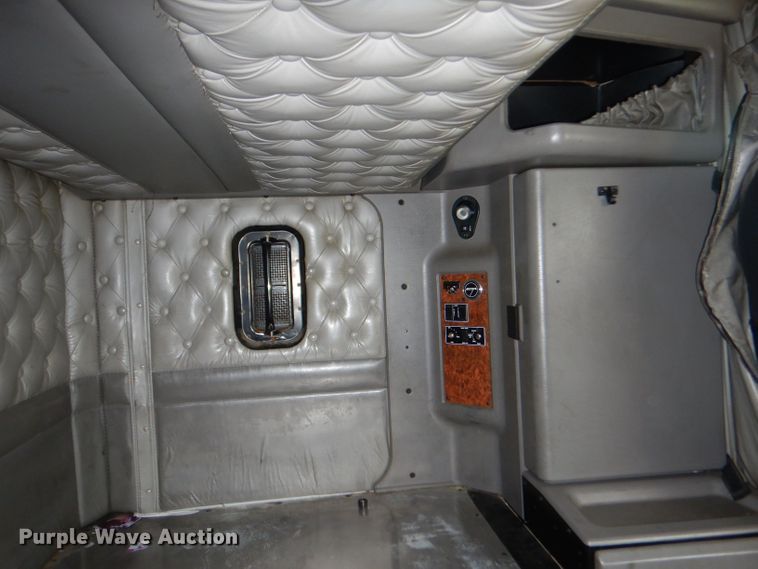 image for item LU9651 2006 Kenworth T600  semi truck