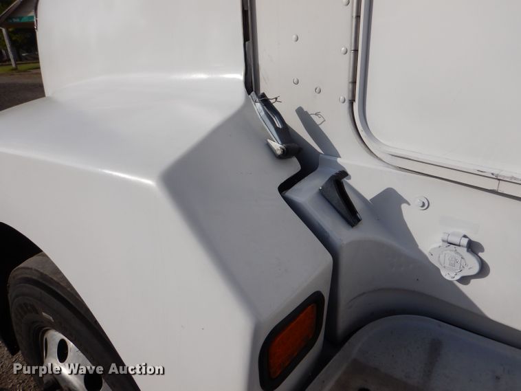 image for item LU9651 2006 Kenworth T600  semi truck