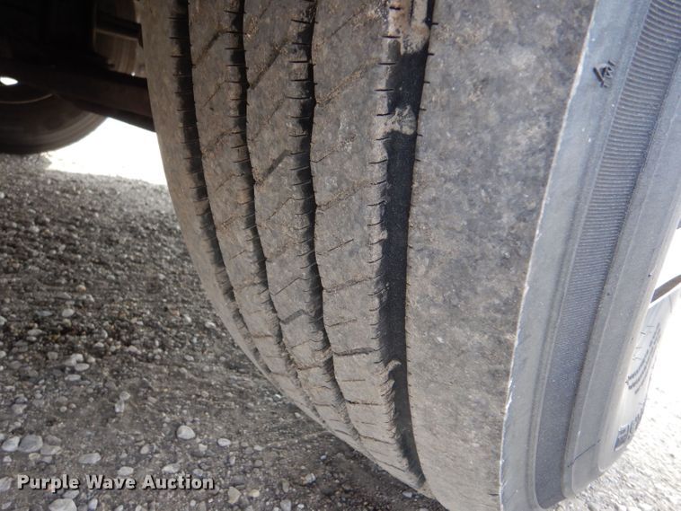 image for item LU9651 2006 Kenworth T600  semi truck