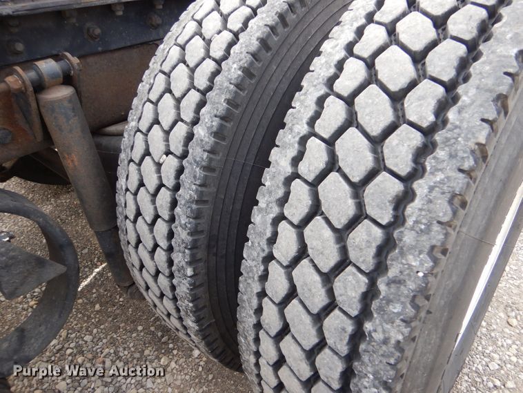 image for item LU9651 2006 Kenworth T600  semi truck