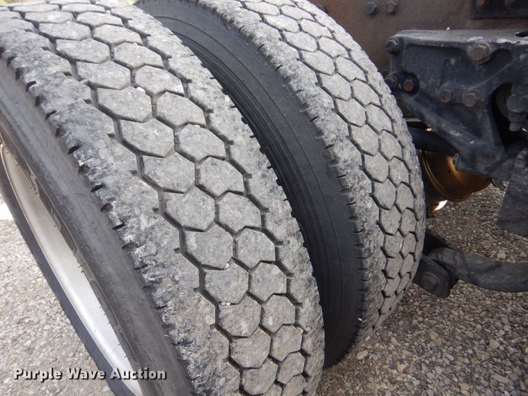 image for item LU9651 2006 Kenworth T600  semi truck