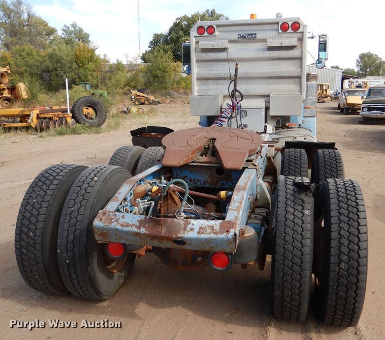 image for item LU9681 1981 Peterbilt 382  semi truck