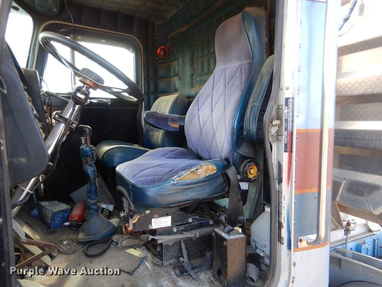 image for item LU9681 1981 Peterbilt 382  semi truck