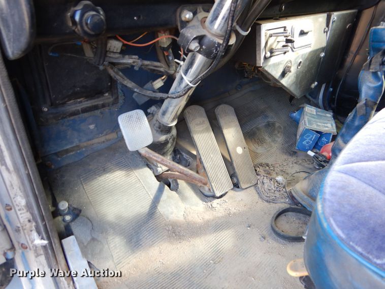 image for item LU9681 1981 Peterbilt 382  semi truck