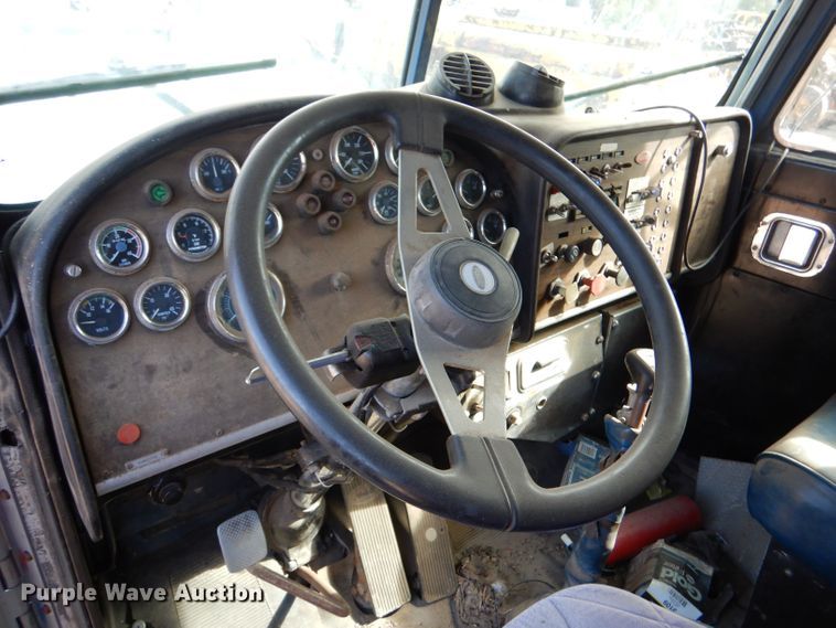 image for item LU9681 1981 Peterbilt 382  semi truck