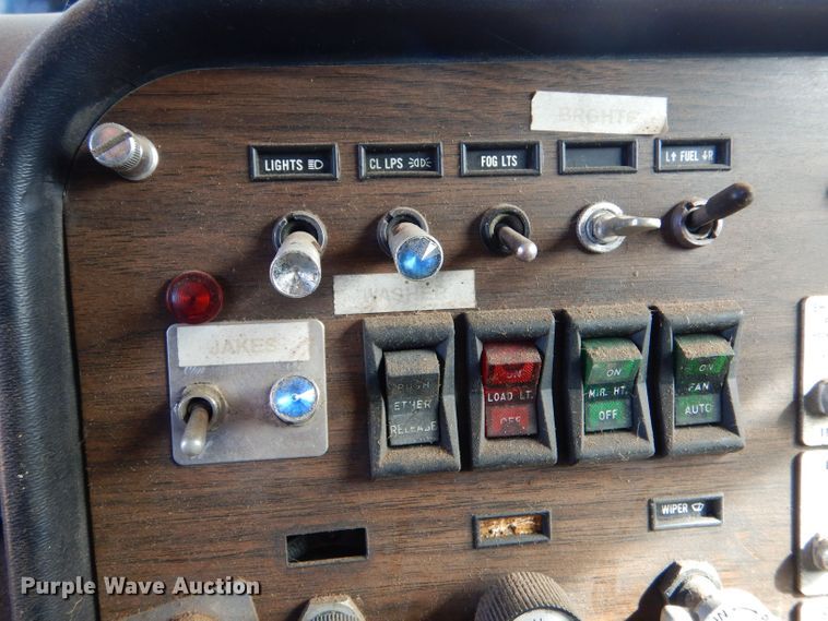 image for item LU9681 1981 Peterbilt 382  semi truck