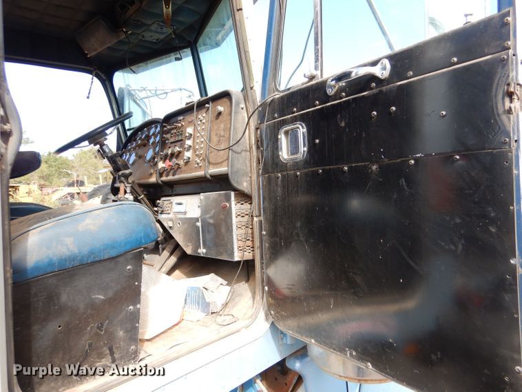 image for item LU9681 1981 Peterbilt 382  semi truck