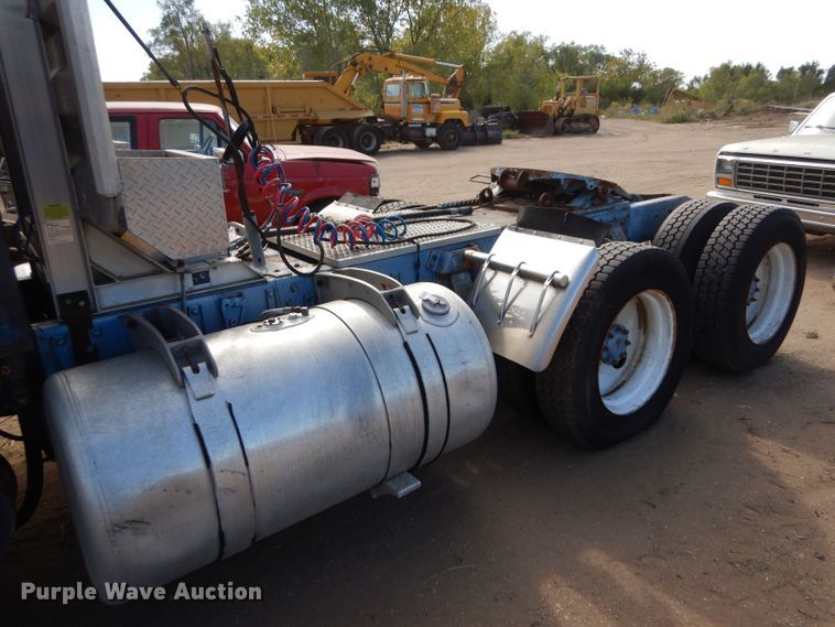 image for item LU9681 1981 Peterbilt 382  semi truck