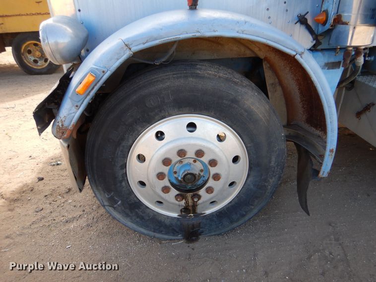 image for item LU9681 1981 Peterbilt 382  semi truck