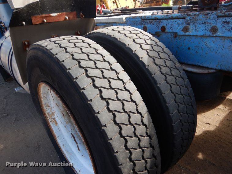 image for item LU9681 1981 Peterbilt 382  semi truck