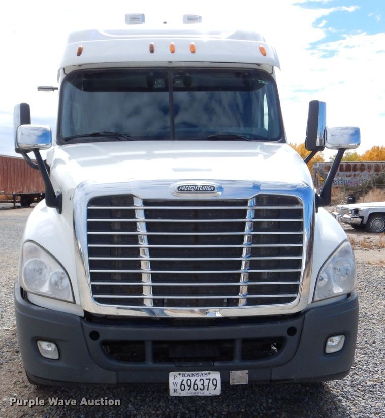 image for item LU9726 2014 Freightliner Cascadia  semi truck