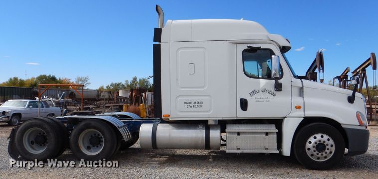 image for item LU9726 2014 Freightliner Cascadia  semi truck