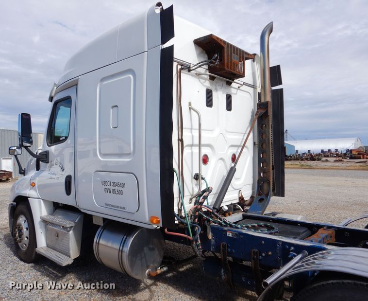 image for item LU9726 2014 Freightliner Cascadia  semi truck