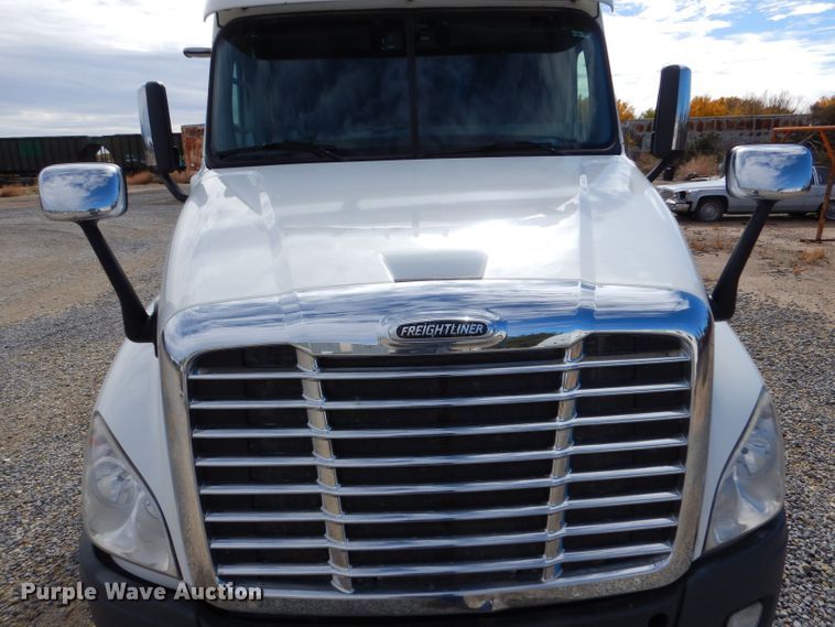 image for item LU9726 2014 Freightliner Cascadia  semi truck