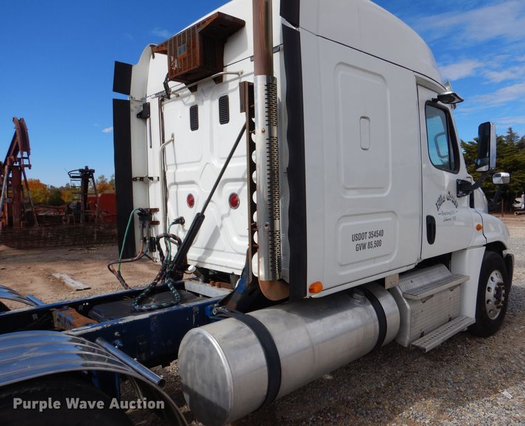 image for item LU9726 2014 Freightliner Cascadia  semi truck