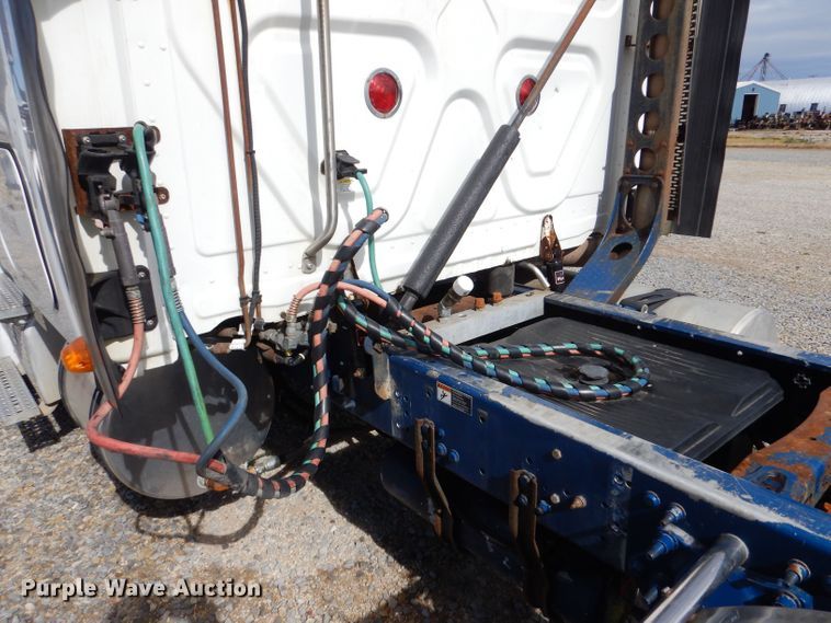 image for item LU9726 2014 Freightliner Cascadia  semi truck