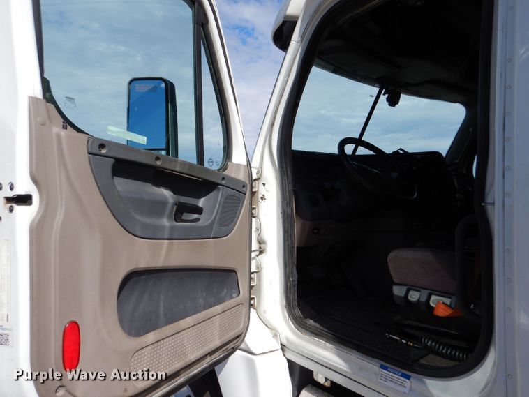 image for item LU9726 2014 Freightliner Cascadia  semi truck