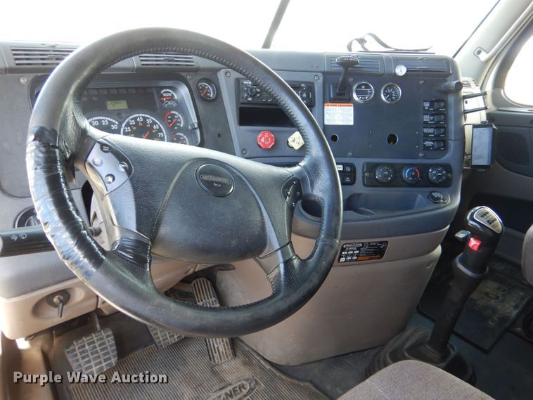 image for item LU9726 2014 Freightliner Cascadia  semi truck