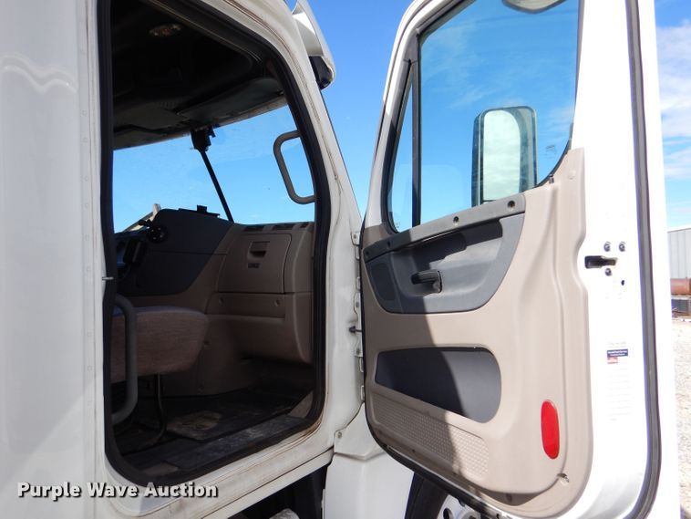 image for item LU9726 2014 Freightliner Cascadia  semi truck