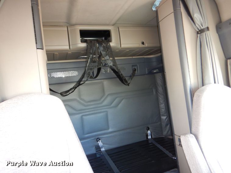 image for item LU9726 2014 Freightliner Cascadia  semi truck