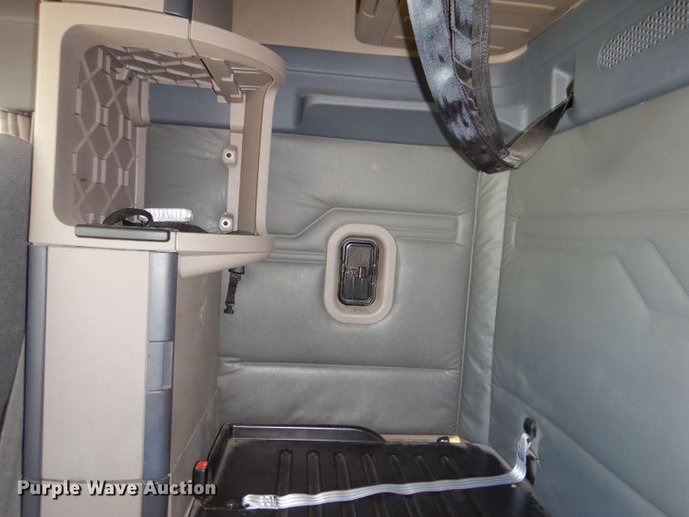 image for item LU9726 2014 Freightliner Cascadia  semi truck