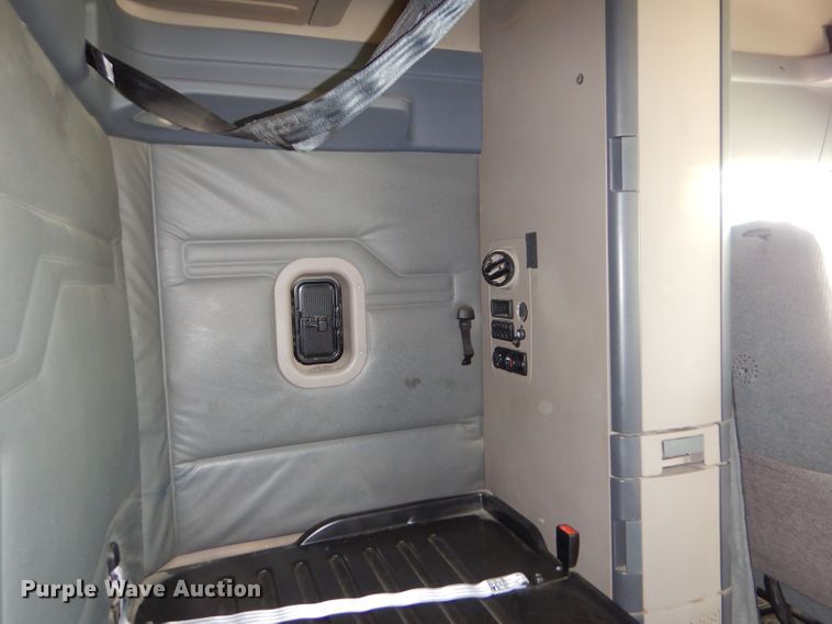 image for item LU9726 2014 Freightliner Cascadia  semi truck