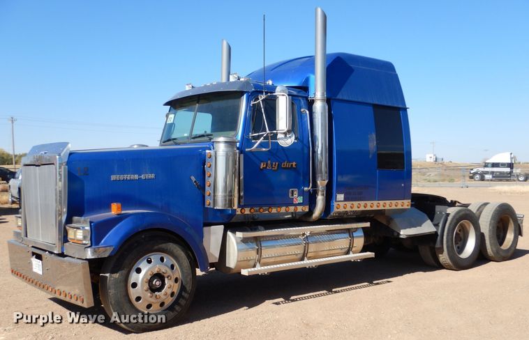image for item LU9751 1999 Western Star 4964EX  semi truck