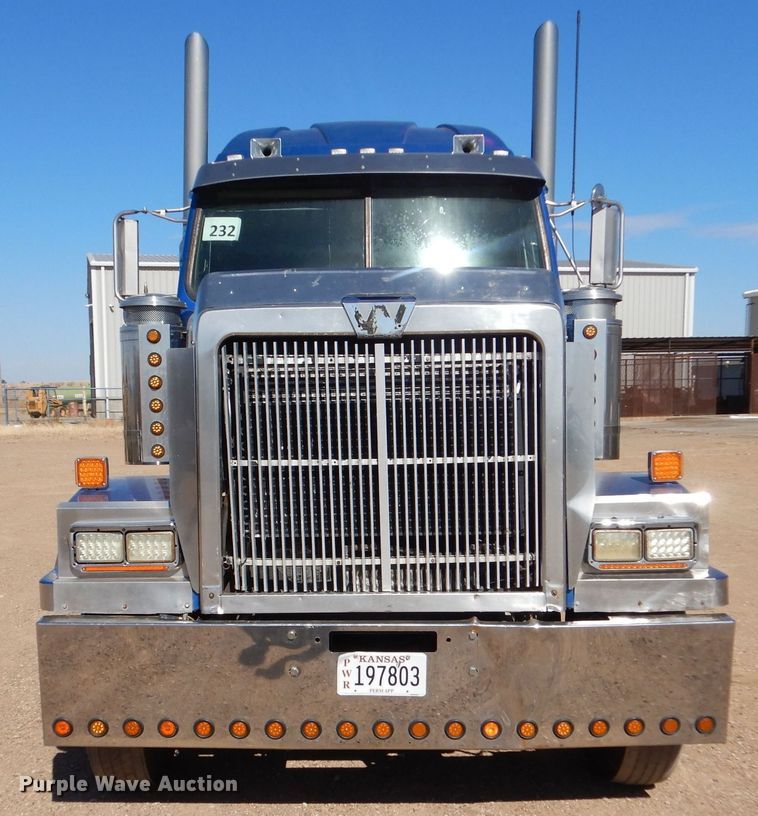 image for item LU9751 1999 Western Star 4964EX  semi truck