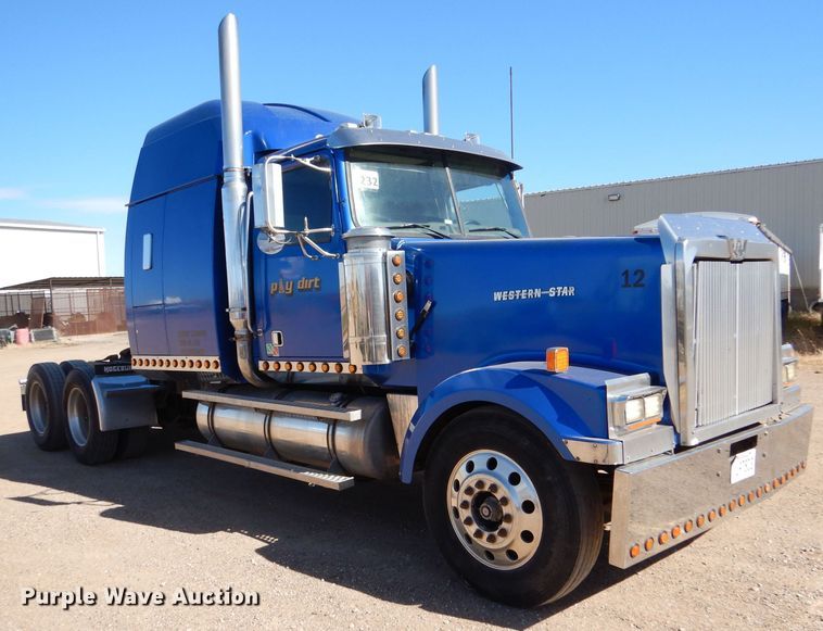 image for item LU9751 1999 Western Star 4964EX  semi truck