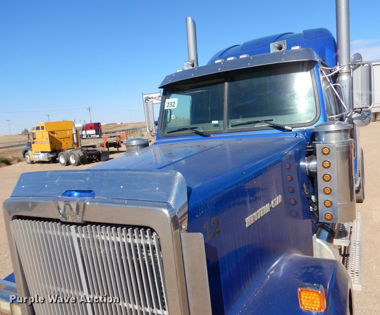 image for item LU9751 1999 Western Star 4964EX  semi truck