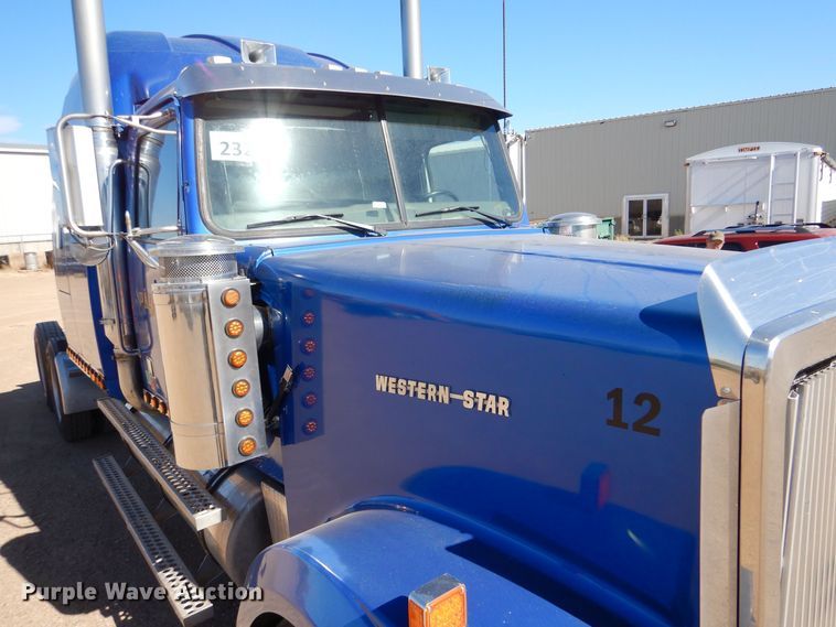 image for item LU9751 1999 Western Star 4964EX  semi truck